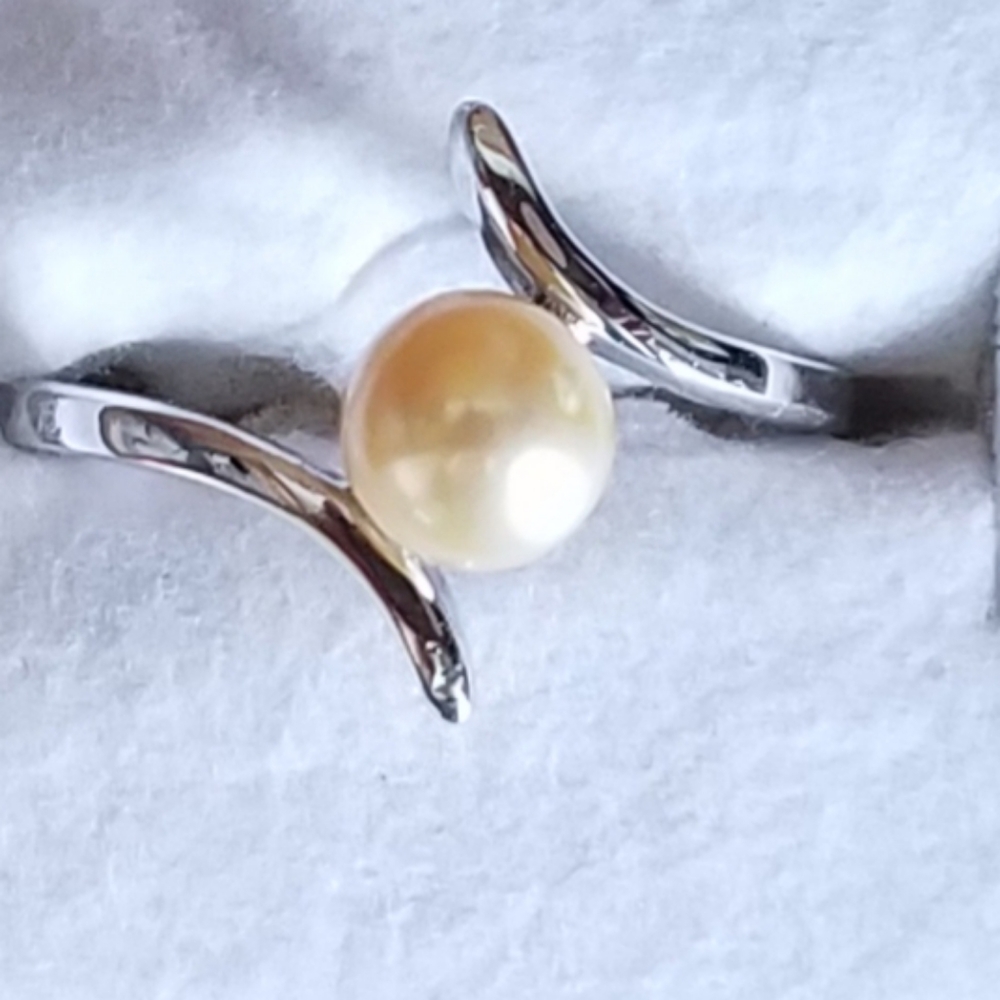 NWOT Dark Cream Pearl Ring